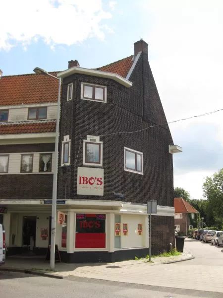 Afbeelding uit: september 2010. Nummers 22-36, hoek Wognummerstraat (rechts).