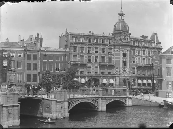 Afbeelding uit: 1891. Foto van de achterzijde. Op de voorgrond de Halvemaansbrug, over de Binnenamstel.