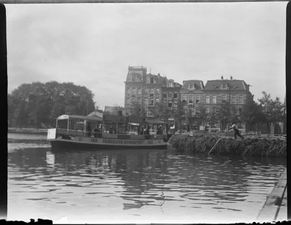 Afbeelding uit: 1901. De Nieuwe Amstelbrug was nog niet gebouwd. Er voer een gemeente-stoompont tussen Amsteldijk en Weesperzijde.