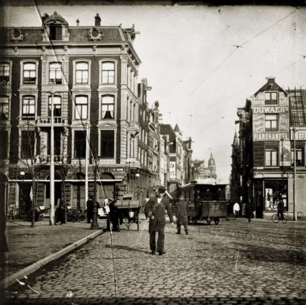 Afbeelding uit: 1903. In het midden de Leidsestraat.