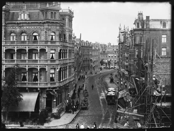 Afbeelding uit: 1892. Foto uit 1892, toen de voorloper van het huidige hotel er nog stond. Dat is het gebouw links; in het midden de Marnixstraat, rechts de Stadsschouwburg in aanbouw.