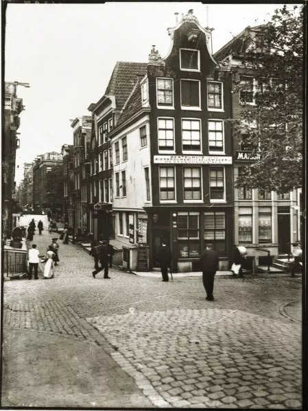 Afbeelding uit: circa 1900. Foto genomen vanaf de (oude) brug richting Oude Spiegelstraat.