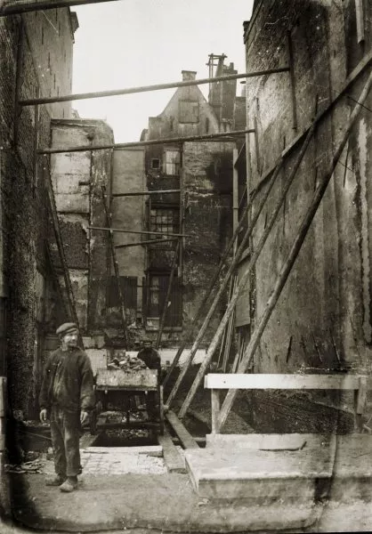 Afbeelding uit: 1908. Breitner fotografeerde de bouwput.
