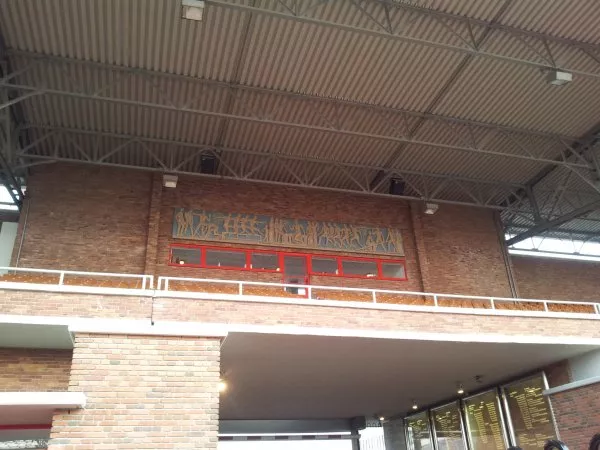 Afbeelding uit: november 2011. Reliëf op de muur van de Marathontribune. De voorstelling heeft betrekking op de antieke Spelen.