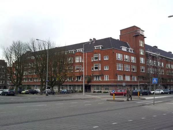 Afbeelding uit: november 2011. Stadionkade, rechts de Parnassusweg.