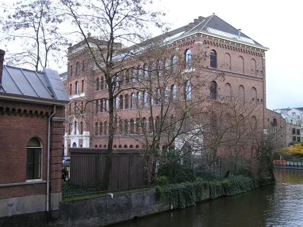 Afbeelding uit: december 2011. Het pand staat met de achterzijde aan de Uilenburgergracht en met de zijkant aan de Houtkopersburgwal.