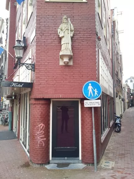 Afbeelding uit: december 2011. Sint Jacob (de apostel Jacobus de Meerdere), met pelgrimsstaf en reistas. Het beeld is gemaakt door Ton Mooy en werd in 2009 geplaatst.