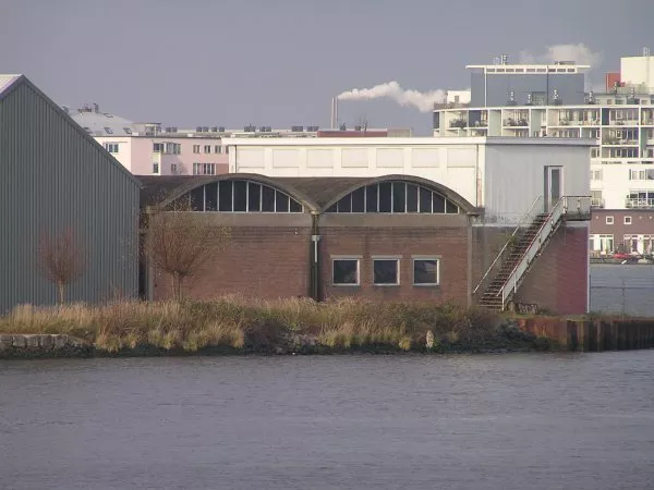 Afbeelding uit: december 2011. Het bouwdeel met de gebogen daken werd in 1959 gebouwd als magazijn.