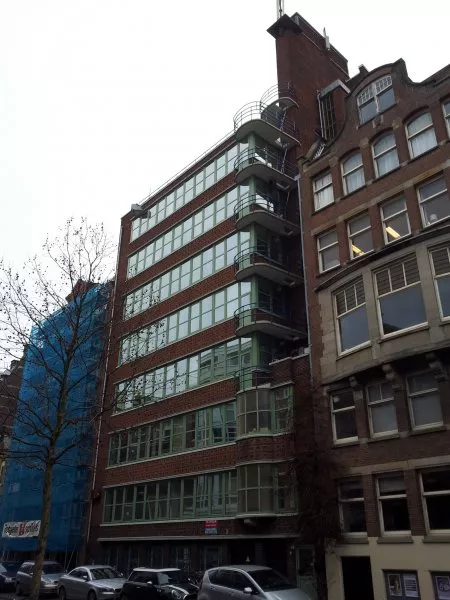 Afbeelding uit: december 2011. Spuistraat. Via het uitgespaarde deel vanaf de derde verdieping kon daglicht het centrale trappenhuis bereiken.