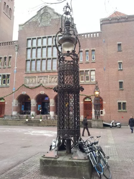 Afbeelding uit: december 2011. Een van de door Berlage ontworpen lantaarns.