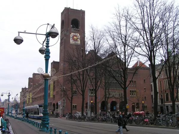 Afbeelding uit: december 2011. Het Damrak heeft hier nog het straatmeubilair uit 1991 ontworpen door Alexander Schabracq en Tom Postma. Het werd vanaf 2013 vervangen.