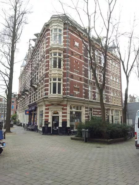 Afbeelding uit: januari 2012. Links de Roetersstraat, rechts de Korte Lepelstraat.