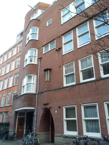 Afbeelding uit: januari 2012. Ruysdaelstraat. Typische golvende Amsterdamse School-details.