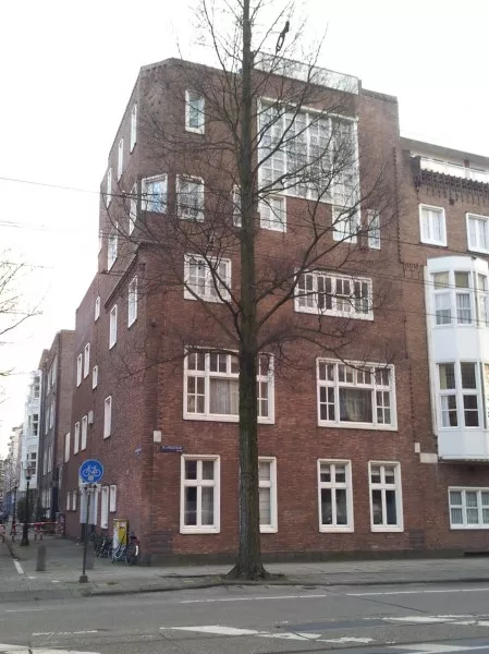 Afbeelding uit: januari 2012. De Lairessestraat, bij de hoek Hondecoeterstraat. Het grote raam hoorde bij het atelier van Van der Mey.
