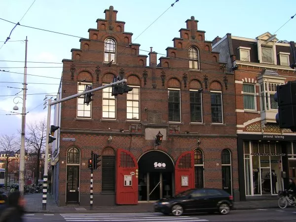 Afbeelding uit: januari 2012. Brandweer- en politiepost, Van Baerlestraat (1890).