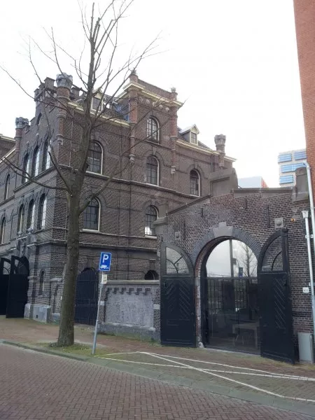 Afbeelding uit: januari 2012. Het gebouwtje rechts dateert uit 1905. Hier was aanvankelijk een smederij gevestigd.