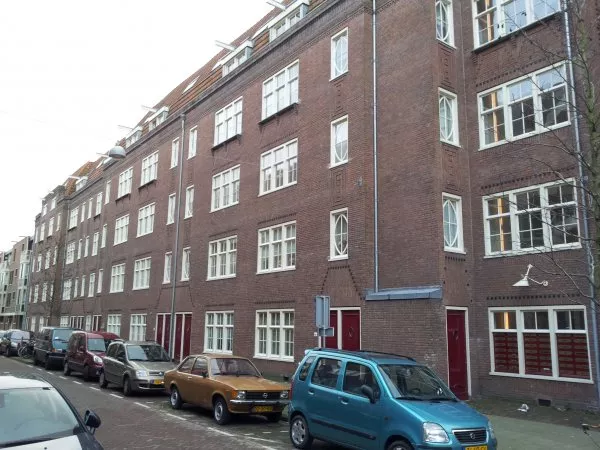 Afbeelding uit: januari 2012. Polanenstraat. Na een renovatie is dit rijtje hernummerd; de vorige nummering was 111-179.