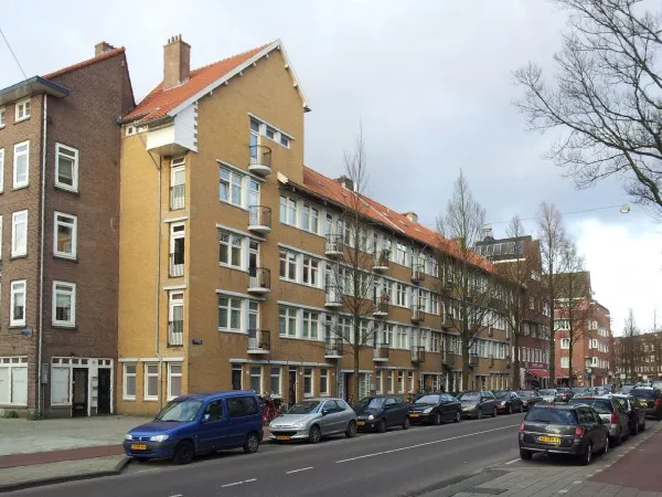 Afbeelding uit: januari 2012. Aalsmeerweg 58-74. Links de Sassenheimstraat.