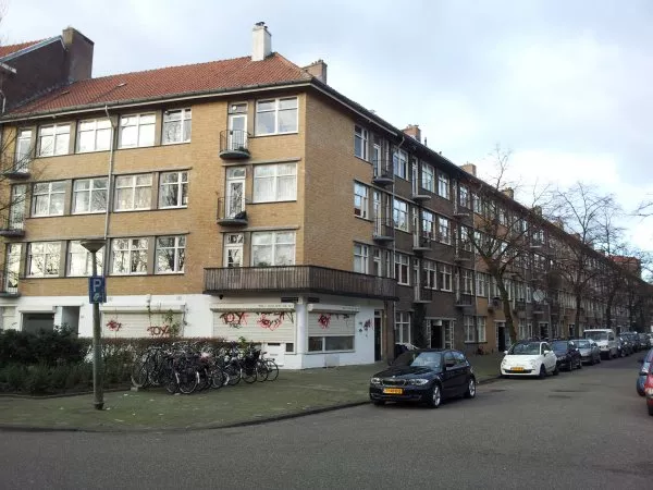 Afbeelding uit: januari 2012. Hoek Rijnsburgstraat (links) - Sassenheimstraat.