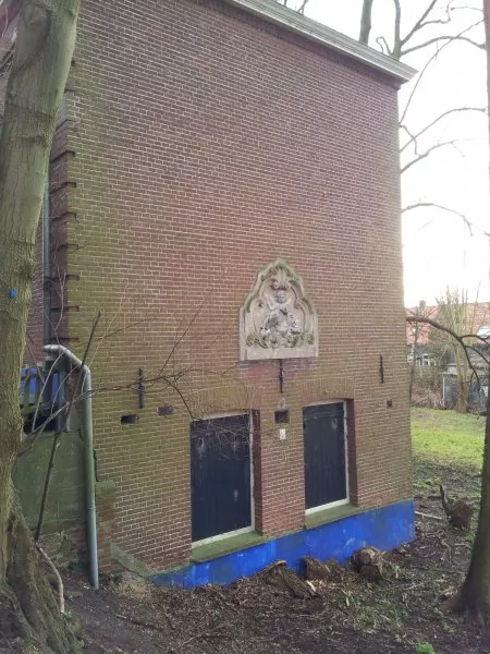 Afbeelding uit: januari 2012. Noordgevel, met een reliëf afkomstig van het gesloopte landhuis ’t Huys te Vraghe.
