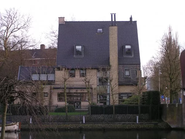Afbeelding uit: januari 2012. Achterkant, aan het Noorder Amstelkanaal.