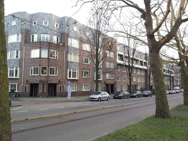 Afbeelding uit: januari 2012. Amstelveenseweg hoek Olympiakade (links).