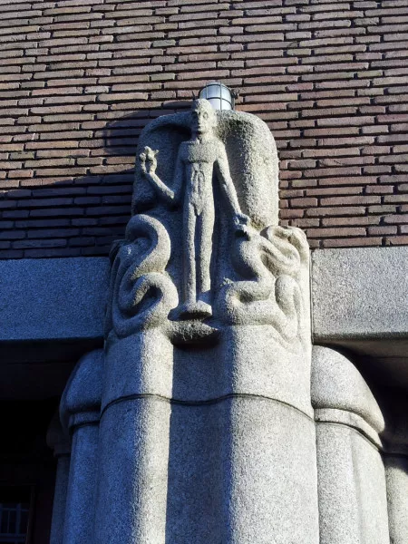 Afbeelding uit: januari 2012. Een van de pijlerbekroningen van Hildo Krop. Deze man tussen slangen symboliseert Rust: een eigenschap die men de stadsbestuurders toewenste.