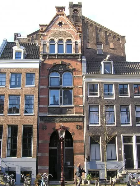 Afbeelding uit: januari 2012. Het gebouw aan de Groenburgwal waar de Industrieschool van de Maatschappij gevestigd was.