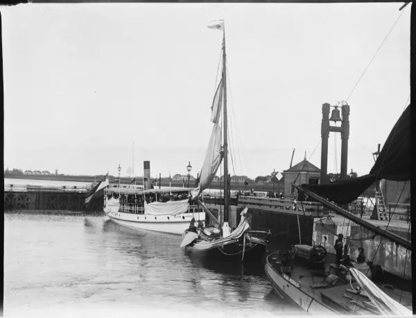 Afbeelding uit: augustus 1904. De klok werd geluid bij dichte mist, om de schippers te waarschuwen.