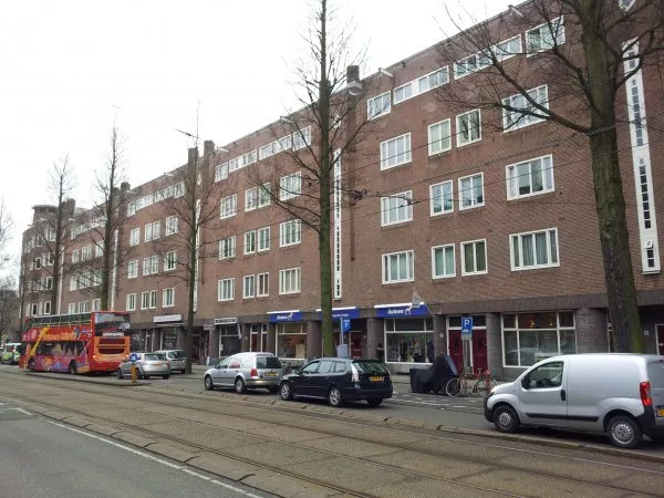 Afbeelding uit: februari 2012. Roelof Hartstraat. Op nummer 42-44 is het kantoor van Samenwerking gevestigd.