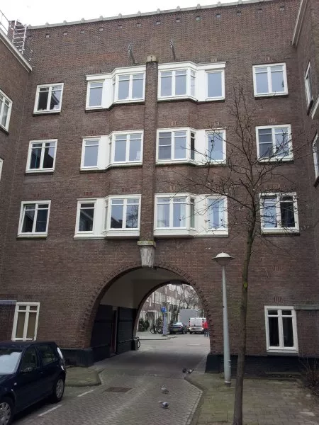Afbeelding uit: februari 2012. Sportstraat, poort naar de Turnerstraat. De sluitstenen hier zijn gemaakt door Jaap Kaas. Ze tonen een engel die de sport beschermt, en aan de andere kant het wapen van Amsterdam.
