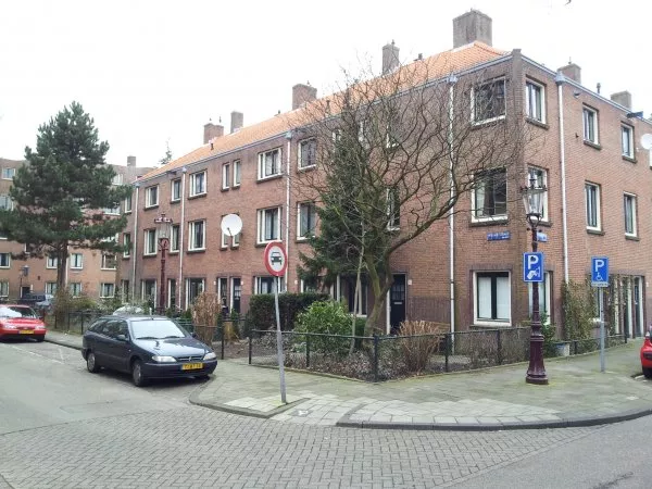 Afbeelding uit: februari 2012. Willaertstraat, en rechts de Lastmankade.