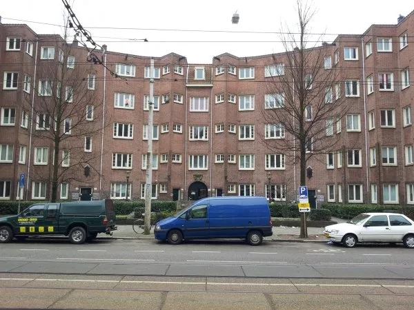 Afbeelding uit: februari 2012. In het midden van de Cornelis Krusemanstraat springt de gevel terug achter een plantsoentje.