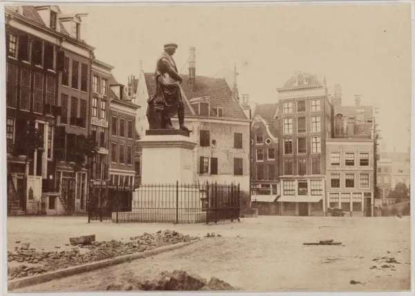 Afbeelding uit: 1861. Foto uit 1861. Het beeld stonds destijds aan de westkant van het plein, dat toen nog Botermarkt heette.