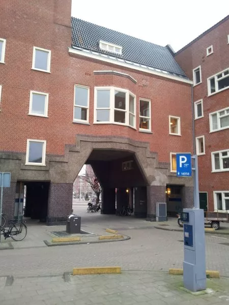 Afbeelding uit: maart 2012. Gezien vanuit de Van Spilbergenstraat.