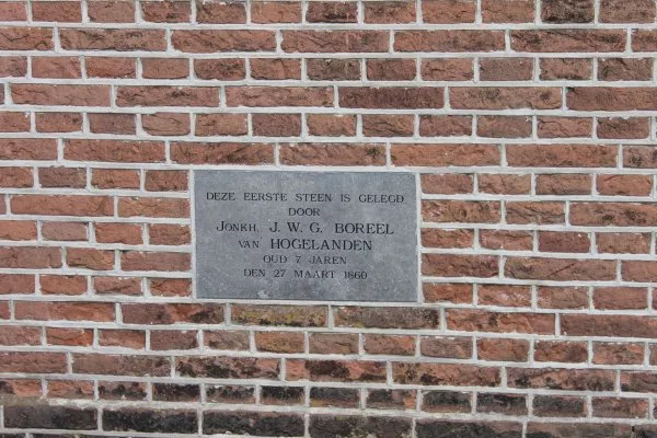Afbeelding uit: maart 2012. Eerste steen, gelegd in 1860 door de toen zevenjarige jonkheer Boreel.
