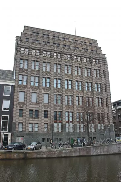 Afbeelding uit: maart 2012. Gevel aan de Keizersgracht. De drie afwijkende ramen links op de tweede verdieping zijn van de 18e-eeuwse stijlkamer die meegenomen werd van het oude kantoor aan de Herengracht.
