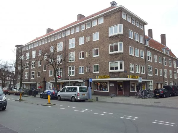 Afbeelding uit: maart 2012. Maasstraat, met rechts de Uiterwaardenstraat.