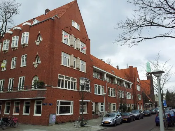 Afbeelding uit: maart 2012. Hoek Brahmsstraat (links).