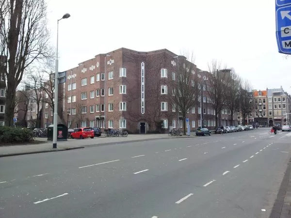 Afbeelding uit: maart 2012. Hobbemakade, met links de Gerard Terborgstraat.