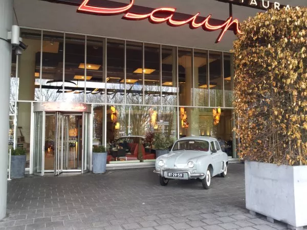 Afbeelding uit: maart 2012. Een Renault Dauphine staat naast de ingang van het gelijknamige restaurant.