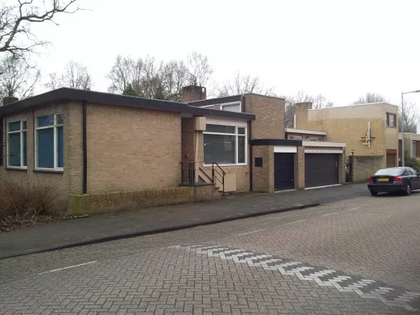 Afbeelding uit: maart 2012. Links nummer 31, ontworpen door A. de Vries. Inmiddels heeft het huis een extra verdieping.