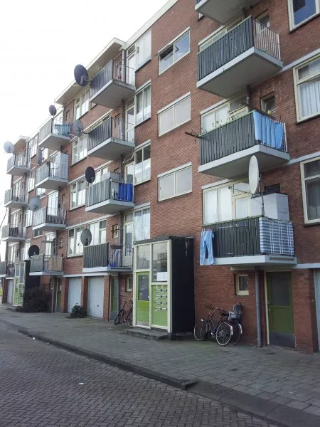 Afbeelding uit: maart 2012. Jan Voermanstraat 42-80. Op veel balkons prijkte toen nog een schotelantenne.