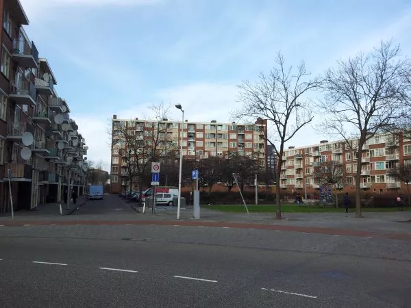 Afbeelding uit: maart 2012. Links de flats met ingang aan de Derkinderenstraat; in het midden en rechts de achterzijdes van de meest oostelijke flats aan de Jan Evertsenstraat resp. Jan Voermanstraat.