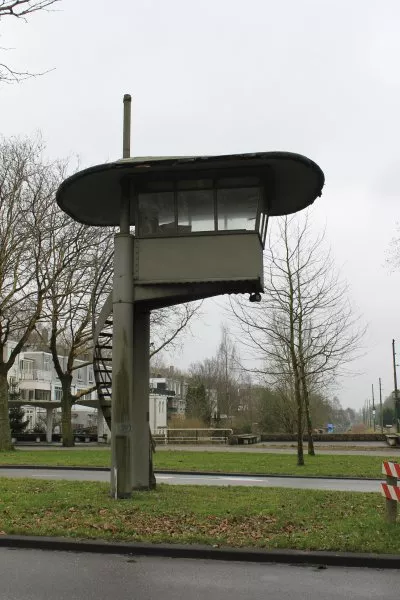 Afbeelding uit: maart 2012. Het wachthuisje (de 'duiventil') op zijn huidige locatie.