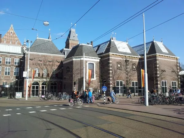 Afbeelding uit: maart 2012. Het bouwdeel met de tekst 'Rijksmuseum' is een deel van het Fragmentengebouw.