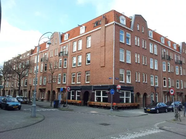 Afbeelding uit: maart 2012. Lutmastraat, met rechts het Henrick de Keyserplein.