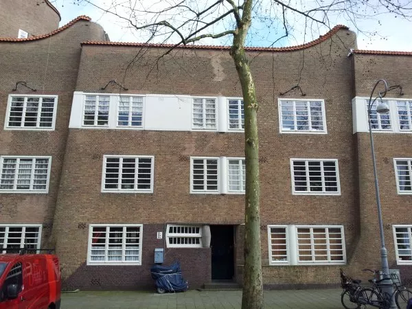 Afbeelding uit: maart 2012. P.L. Takstraat. Golvende dakranden.