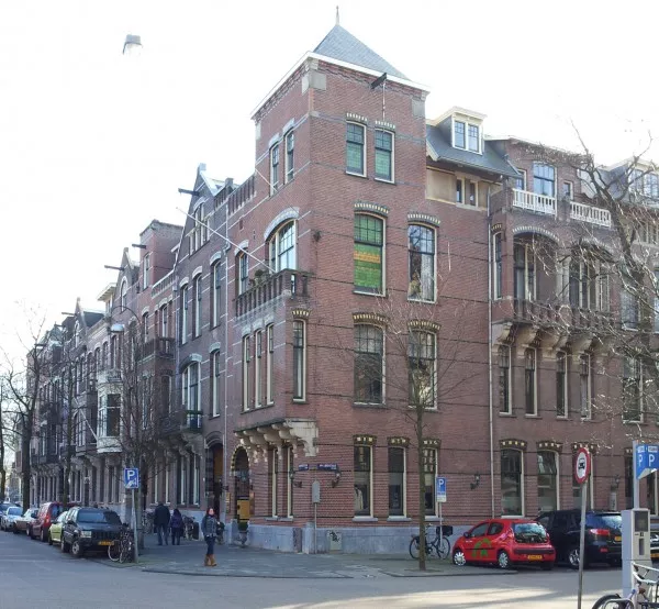 Afbeelding uit: maart 2012. Torenachtige hoek. Rechts de Jan Luijkenstraat.