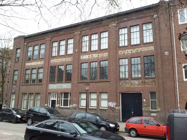 Afbeelding uit: maart 2012. Rechts ingang nummer 4, onder het opschrift "Fabriek"; links nummer 6, onder "Kantoren".